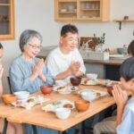 二世帯住宅で食卓を囲む家族