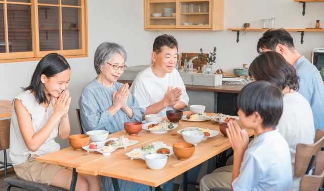 二世帯住宅で食卓を囲む家族