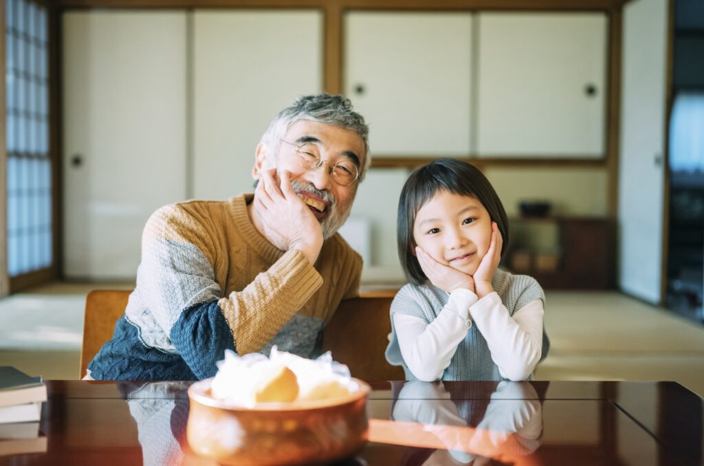 週末に実家で過ごす孫と祖父